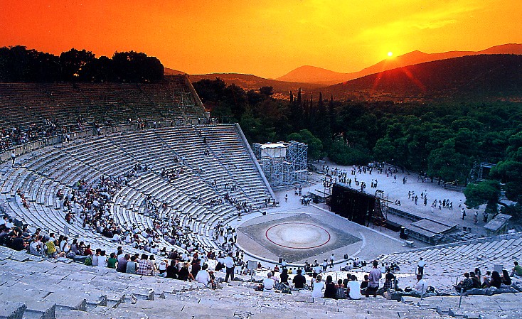 埃皮道魯斯(Epidaurus)的露天劇場, 建于360 BC, 可容納14000名觀眾, 至今仍在使用.